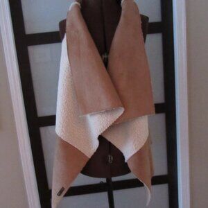 Women's Ellie Kate Faux Shearling Vest. Size Med. Tan/White
